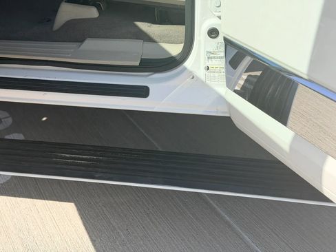 Used 2012 Lincoln Navigator L 2WD image 18