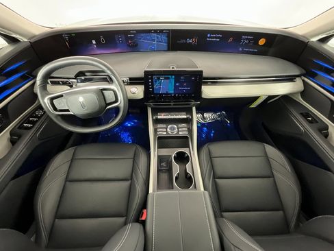 Used 2025 Lincoln Nautilus Premier image 10