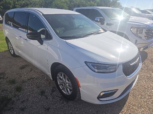 Used 2025 Chrysler Pacifica Select FWD image 4