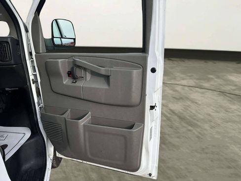 Used 2016 Chevrolet Express 2500 RWD image 18