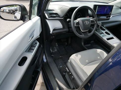 Certified 2025 Toyota Sienna XLE FWD image 8