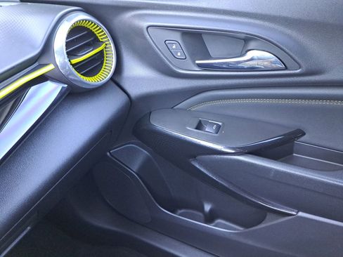 Used 2025 Chevrolet Trax ACTIV w/ Sunroof Package image 31