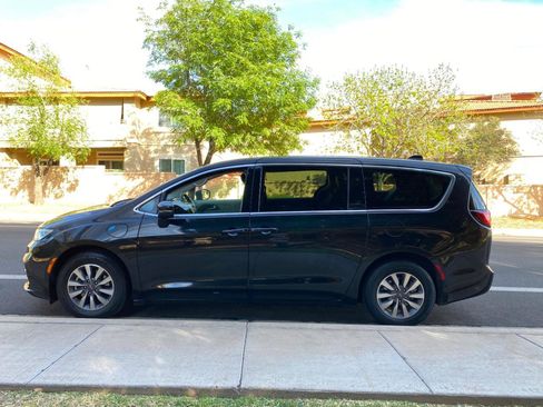 Used 2023 Chrysler Pacifica Touring-L image 18