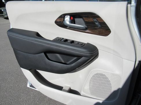 Certified 2024 Chrysler Pacifica Limited AWD/4WD image 26