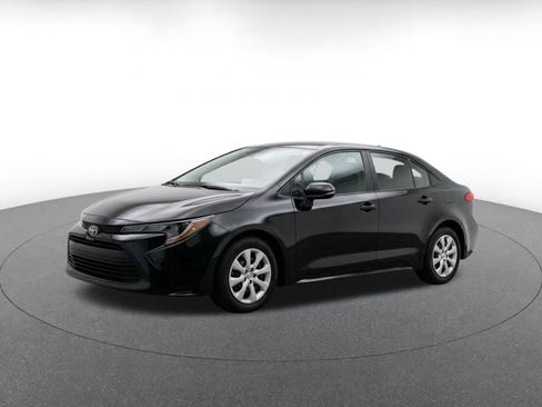 Used 2025 Toyota Corolla LE FWD image 3