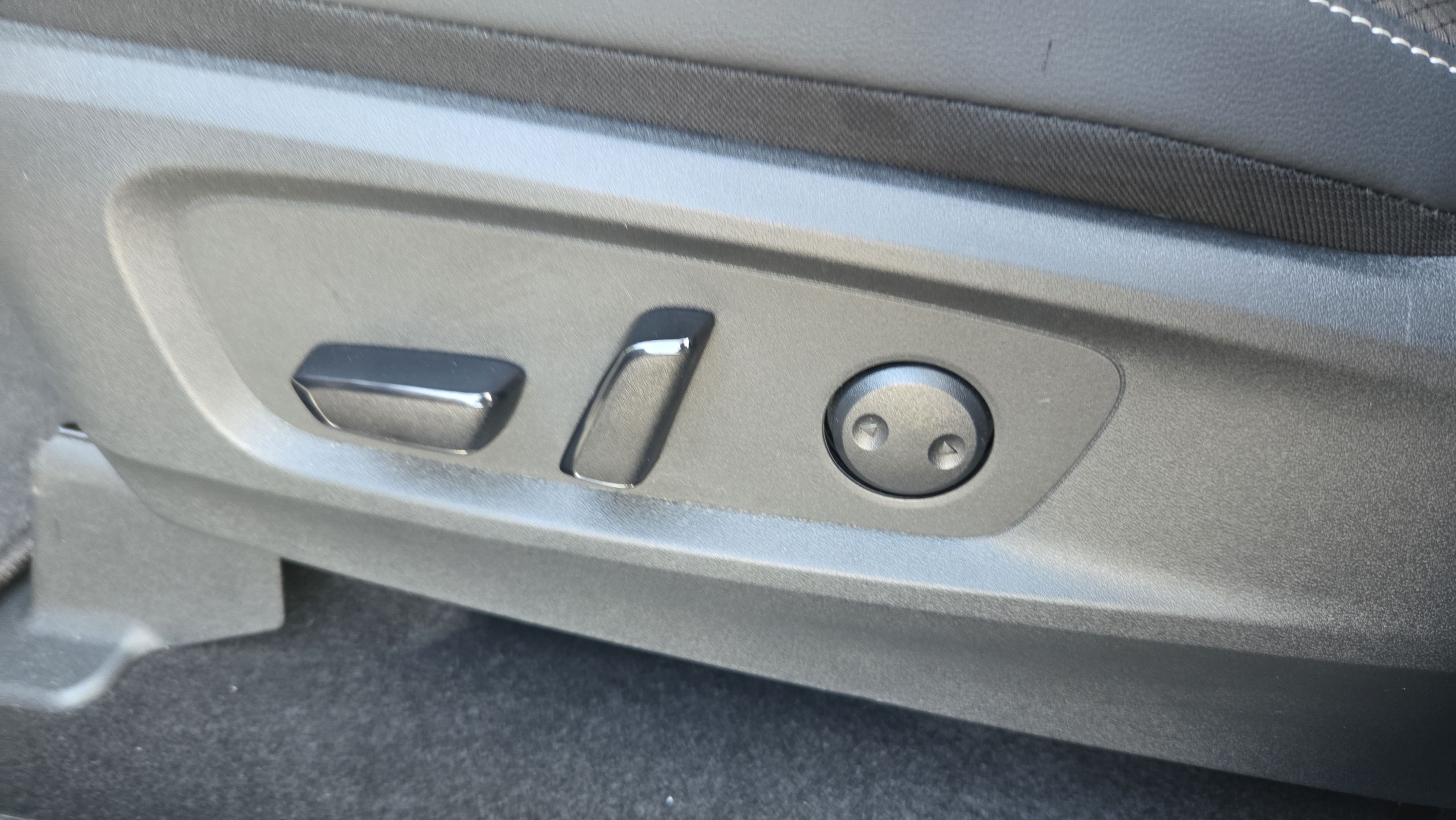 Used 2025 Nissan Pathfinder SL FWD image 20