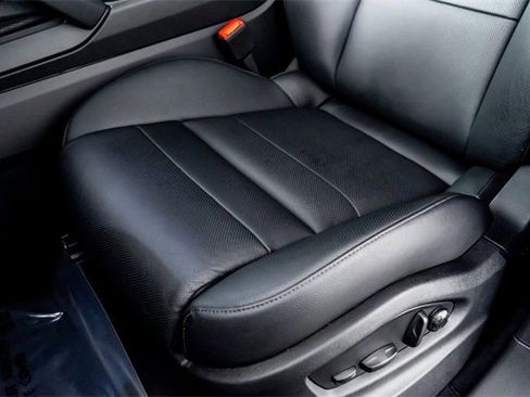 Used 2025 Porsche Cayenne image 55