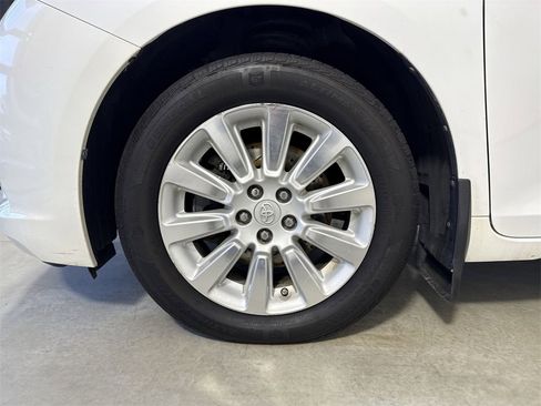 Used 2014 Toyota Sienna XLE image 13