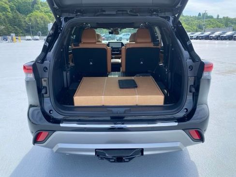 New 2026 Toyota Highlander Platinum AWD/4WD image 12