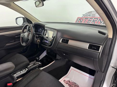 Used 2018 Mitsubishi Outlander ES image 12