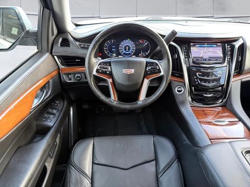 Used 2016 Cadillac Escalade Luxury image 12