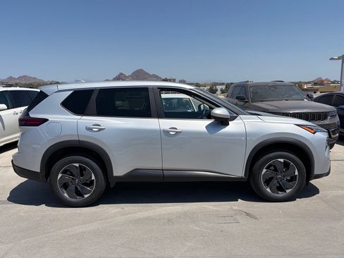 Used 2025 Nissan Rogue SV AWD/4WD image 2