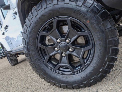 Used 2021 Jeep Gladiator Willys image 2