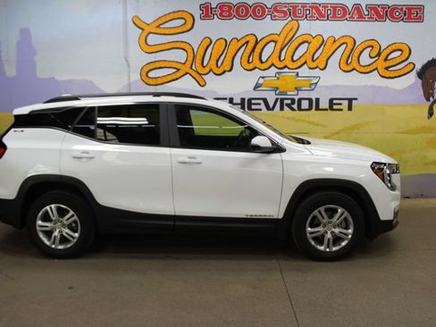 Used 2024 GMC Terrain SLE w/ Driver Convenience Package FWD image 1