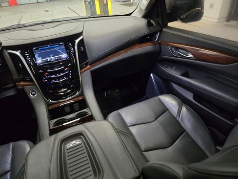 Used 2019 Cadillac Escalade Luxury AWD/4WD image 40