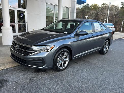 Used 2024 Volkswagen Jetta SE image 1