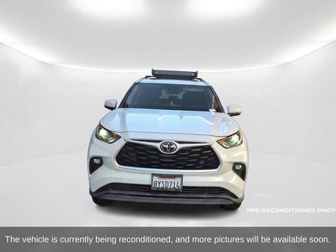 Used 2022 Toyota Highlander XLE FWD image 2