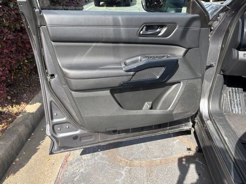 Used 2025 Nissan Pathfinder SV image 22