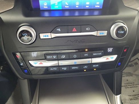 Used 2020 Ford Explorer Platinum w/ Premium Technology Package image 33