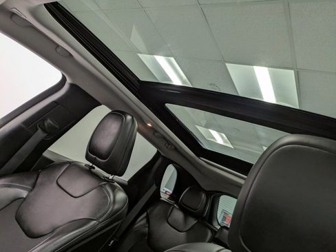 Used 2019 Jeep Cherokee Latitude Plus AWD/4WD image 22