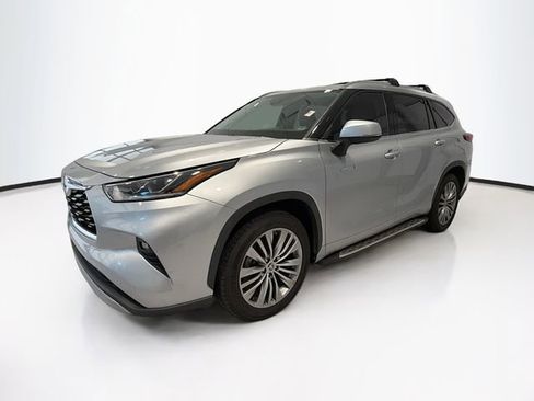 Used 2021 Toyota Highlander Platinum FWD image 3