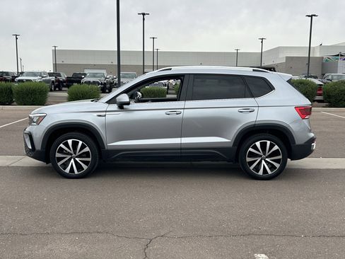 Used 2024 Volkswagen Taos SE image 2