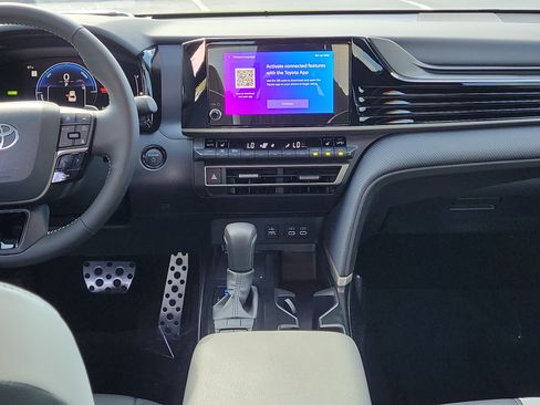 Used 2025 Toyota Camry SE w/ Convenience Package FWD image 15