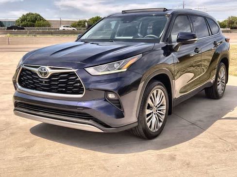 Used 2022 Toyota Highlander Platinum AWD/4WD image 2