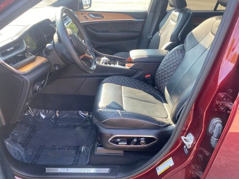 Used 2024 Jeep Grand Cherokee Summit image 10