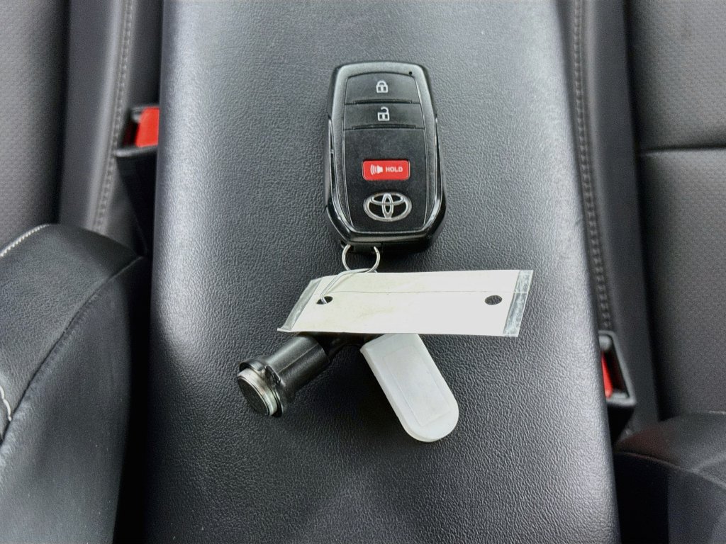 Used 2024 Toyota Prius XLE FWD image 31