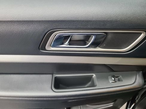 Used 2016 Ford Explorer XLT image 27