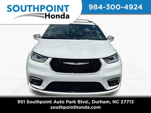 Used 2022 Chrysler Pacifica Pinnacle FWD image 2