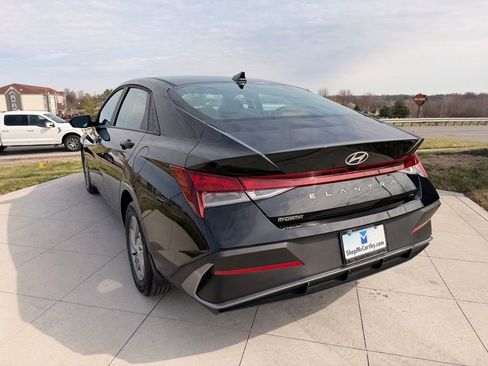 Used 2025 Hyundai Elantra SE FWD image 3