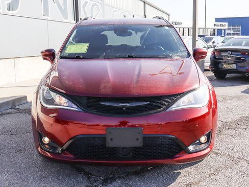 Used 2019 Chrysler Pacifica Touring-L Plus w/ Advanced Safetytec Group image 2