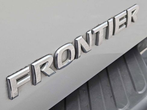 Used 2015 Nissan Frontier S image 12