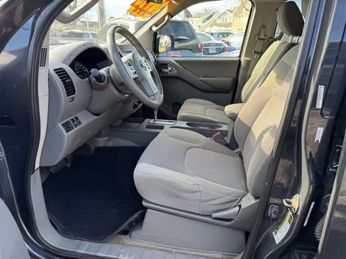 Used 2013 Nissan Frontier SV image 9