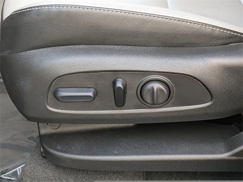 Used 2023 GMC Terrain SLT image 23