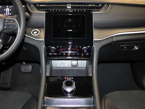 New 2025 Jeep Grand Cherokee Altitude image 13