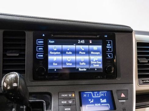 Used 2017 Toyota Sienna XLE Premium image 31