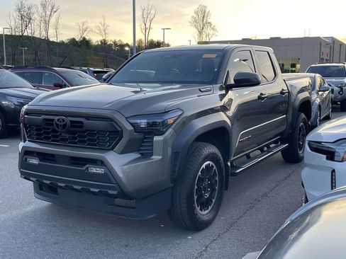 Used 2025 Toyota Tacoma TRD Off-Road image 2