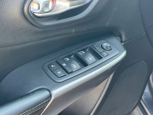 Used 2020 Jeep Cherokee Latitude Plus image 32