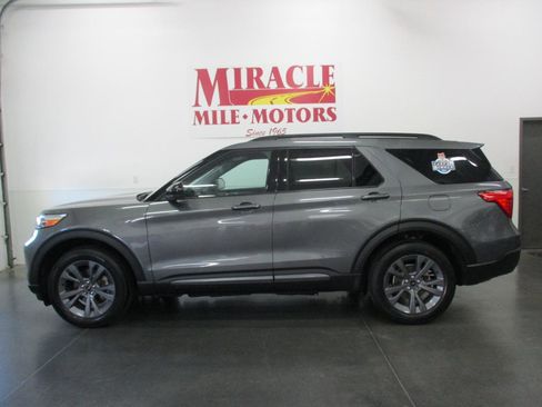 Used 2023 Ford Explorer XLT w/ Equipment Group 202A AWD/4WD image 2