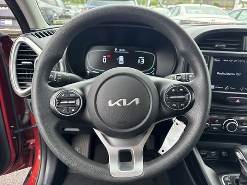 Used 2023 Kia Soul LX w/ LX Technology Package FWD image 17