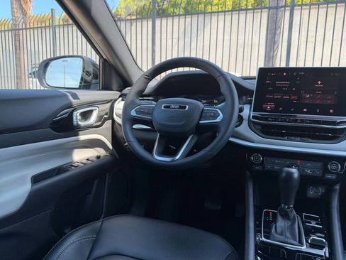 Used 2025 Jeep Compass Limited image 34