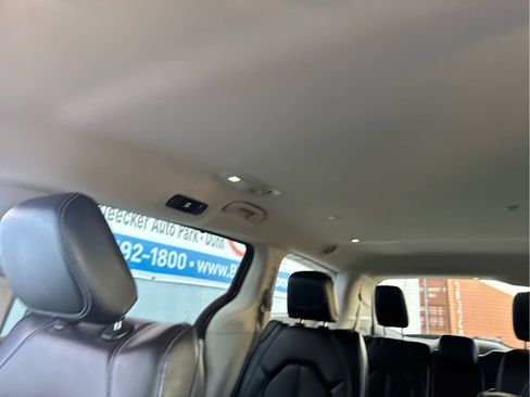 Used 2023 Chrysler Pacifica Touring-L image 26