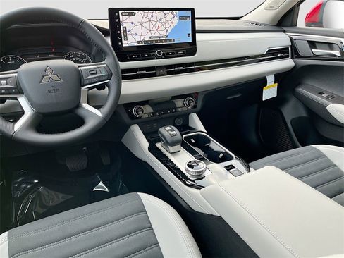 New 2025 Mitsubishi Outlander SE image 23