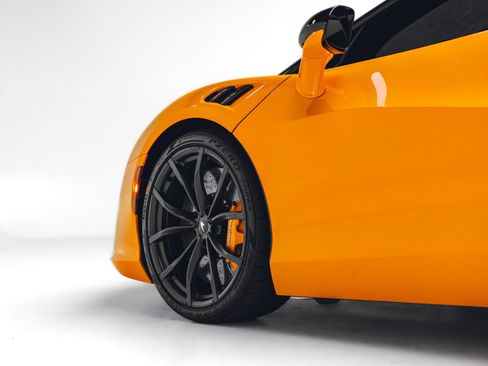 Used 2023 McLaren Artura RWD image 22