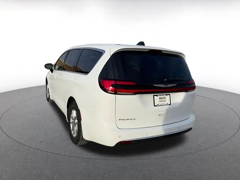 Used 2025 Chrysler Pacifica Select image 11