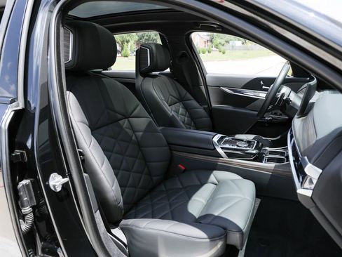 Used 2024 BMW 740i RWD image 21
