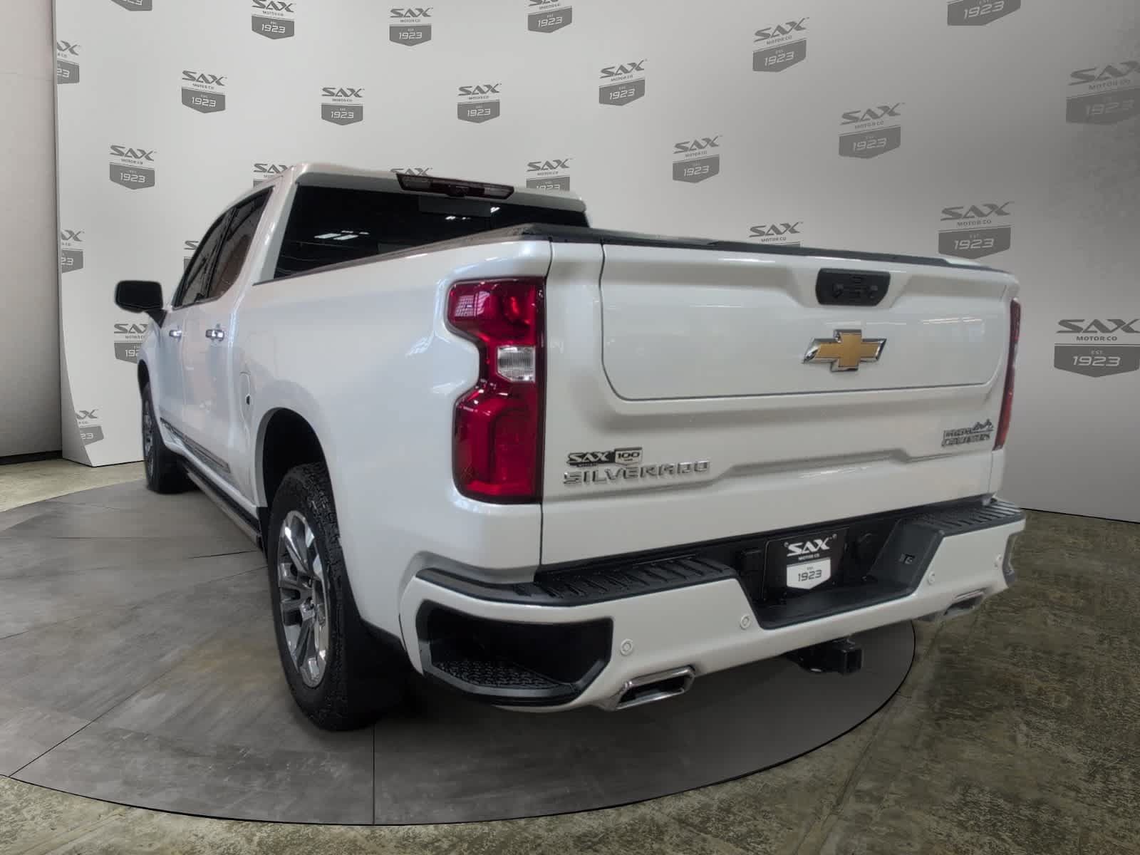 Used 2025 Chevrolet Silverado 1500 High Country w/ Technology Package AWD/4WD image 3
